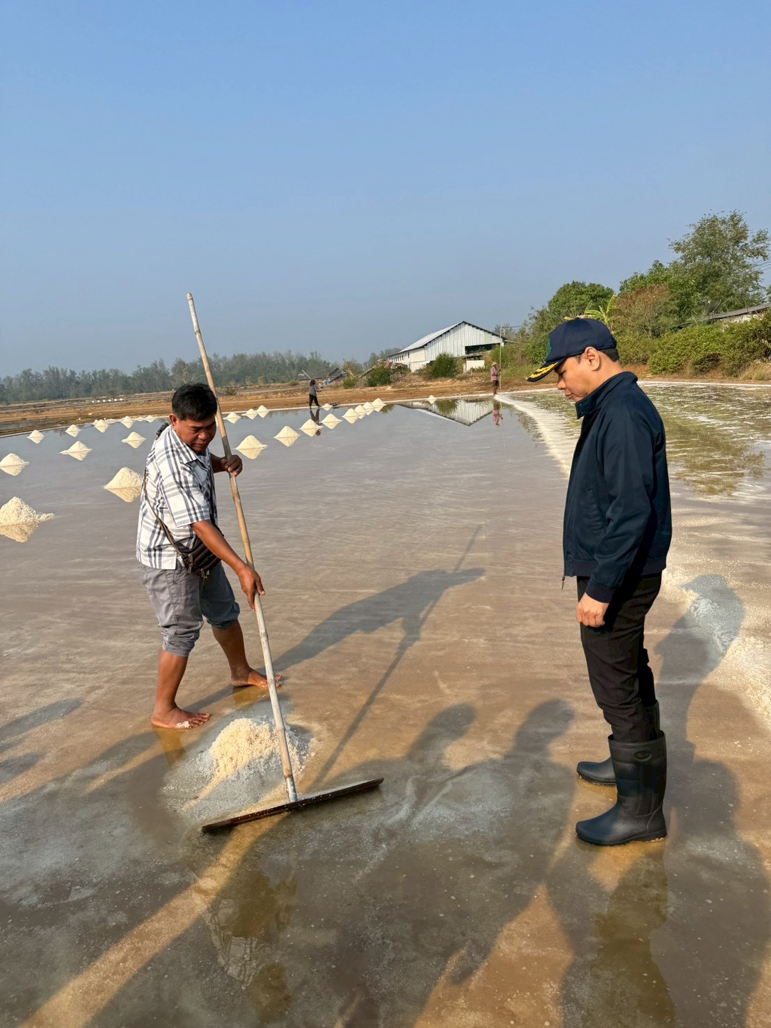 title - ส.ป.ก. จันทบุรี ร่วมลงพื้นที่ติดตาม นายกฤษ อุตตมะเวทิน รองปลัดกระทรวงเกษตรและสหกรณ์ และคณะ ในการติดตามคาดการณ์สถานการณ์เกลือทะเล และประชุมคณะกรรมการพัฒนาเกลือทะเลไทย และคณะทำงานภายใต้คณะกรรมการพัฒนาเกลือทะเลไทย 
